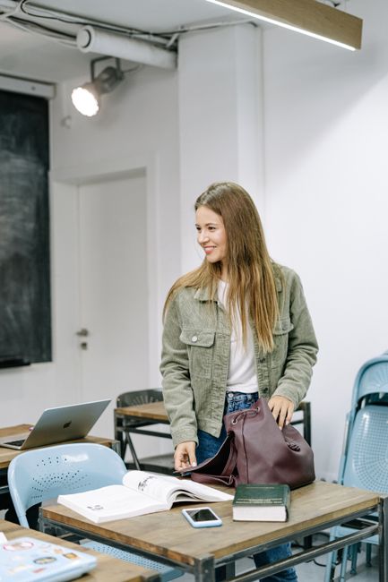 Studentin mit Laptop und Kopfhörern beim Online-Sprachkurs